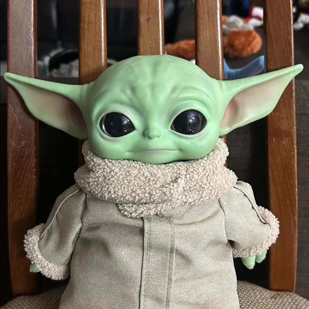 Star Wars Green Alien Plush with Cream Robe - Picture 6 of 6